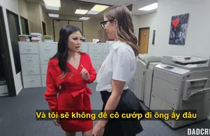 Bố dượng may mắn nện cùng lúc nhóc con và em trợ lý riêng